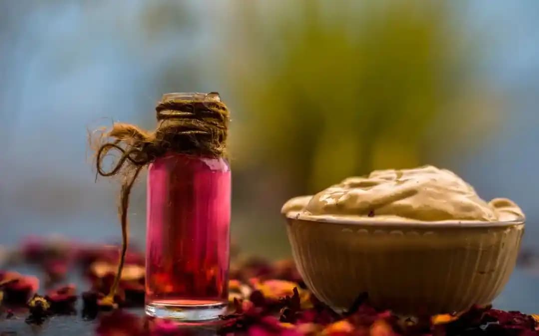 Gül Mayası ve Gül Suyu Arasındaki Farklar Doğal Güzellik İçin Bilmeniz Gerekenler