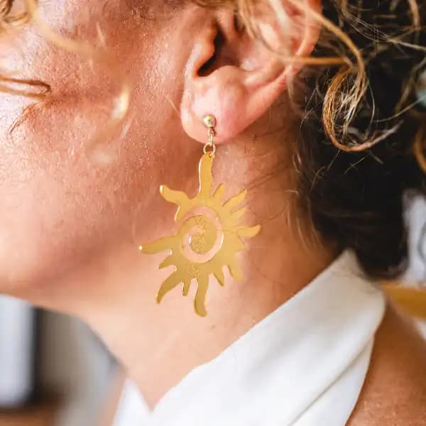 Güneş Küpeleri Moda ve Kozmetik Trendlerinde Parlayan Detaylar