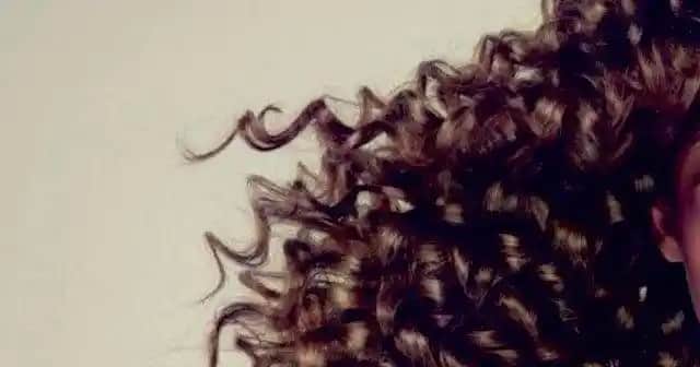 İnce Tellı Kıvırcık Saçlar İçin Doğru Bakım Yöntemleri ve İpuçları