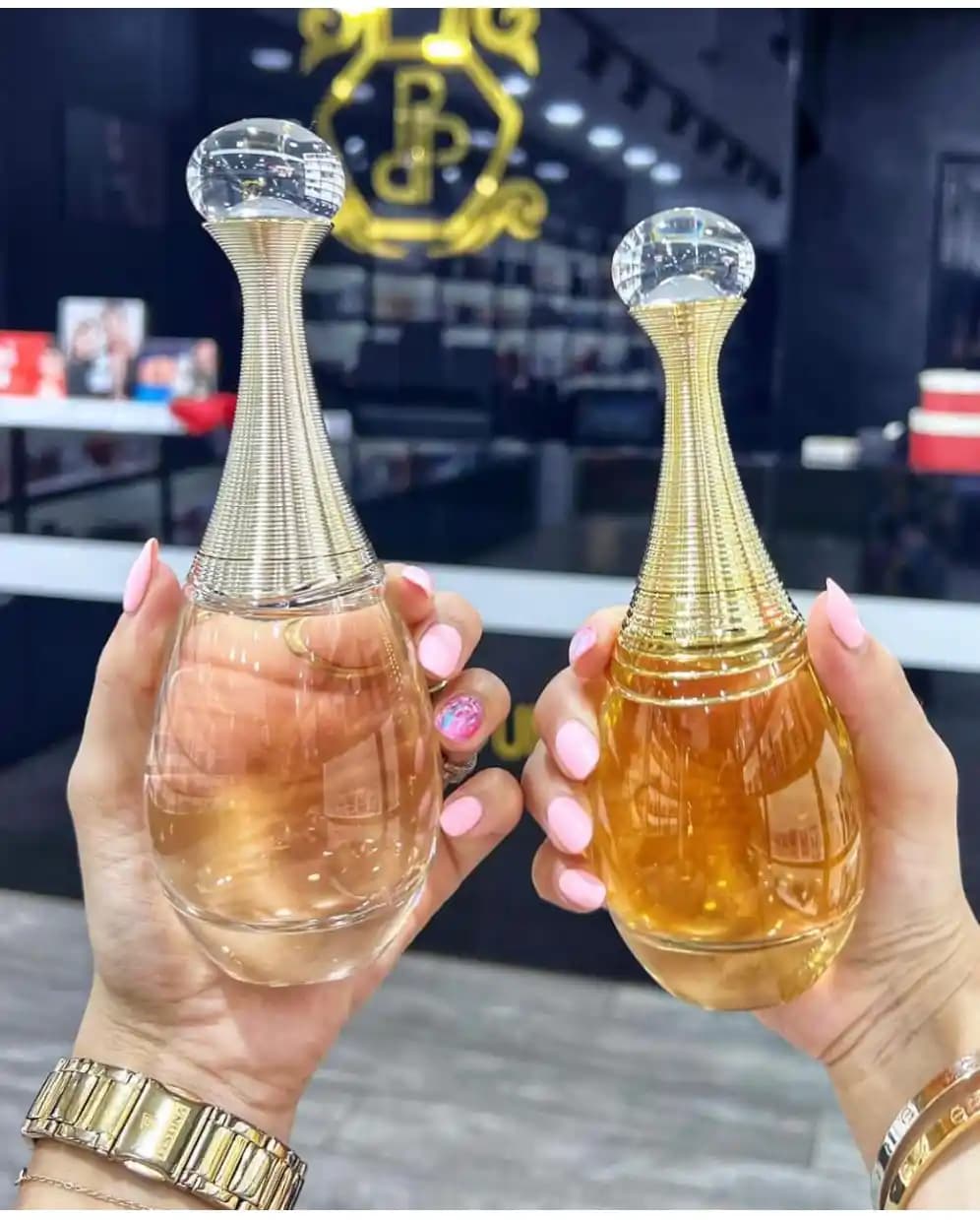 Kadın Parfümleri: Tarihçe, Türler ve Doğru Seçim İçin Rehberlik