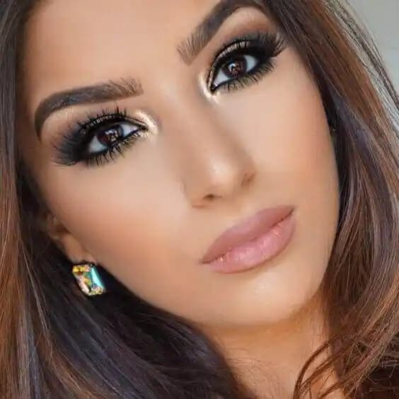 Kahverengi Gözlü Esmerler İçin Doğal ve Çekici Makyaj Rehberi