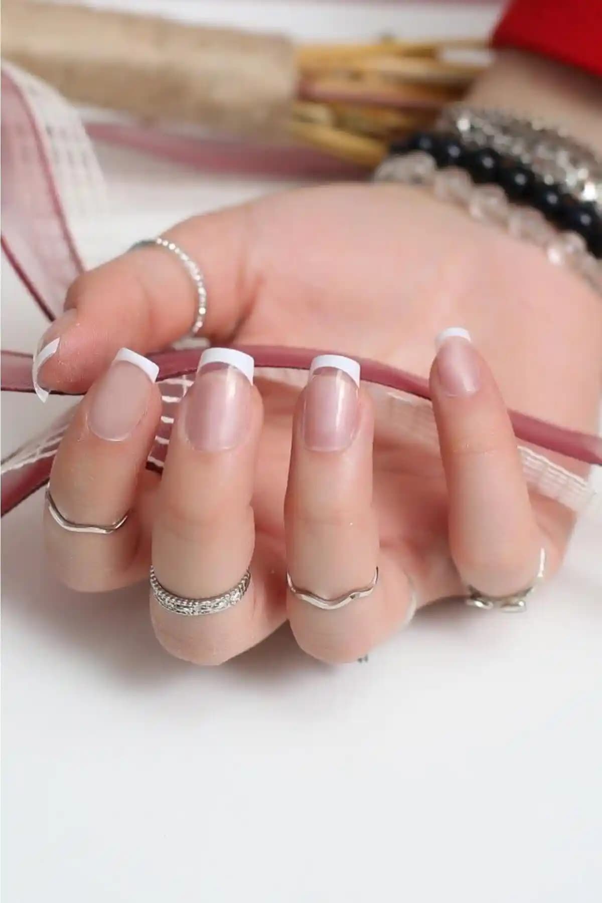 Kısa French Tırnak Trendleri ve Bakım İpuçlarıyla Zarif Görünüm Yaratın