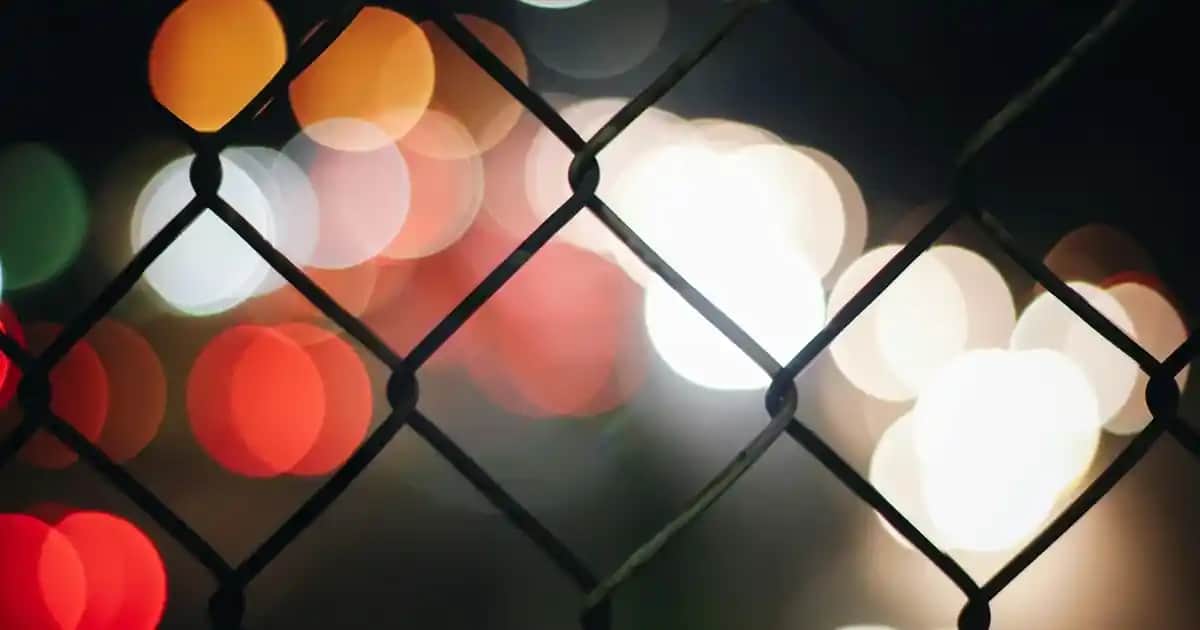 Kıvırcık Saçları Düzleştirmenin En Etkili Yolları ve Doğal Çözümler Rehberi