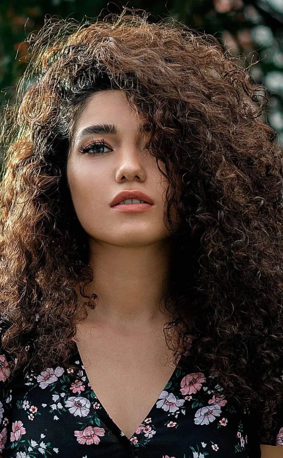 Kıvırcık ve Dalgalı Saçlar İçin Doğal Bakım Yöntemleri ve Curly Girl Metodu