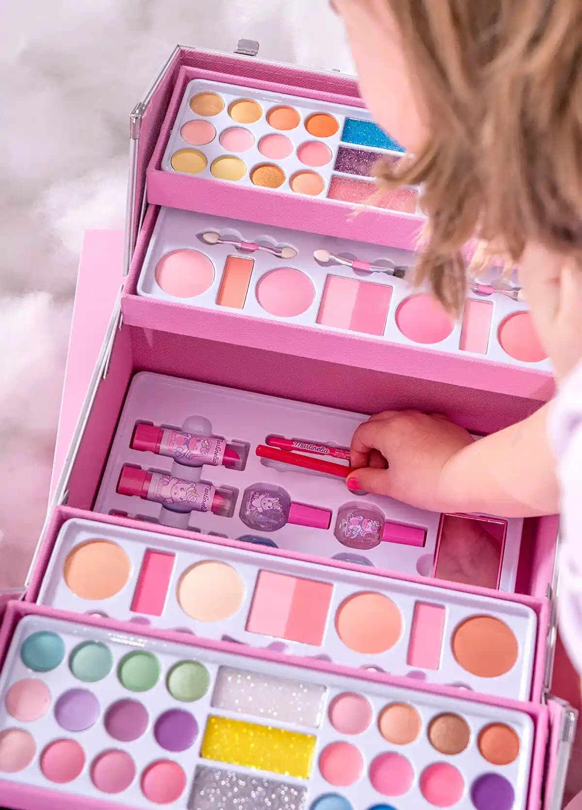 Kız Çocuk Makyajı: Güvenli ve Eğlenceli Uygulama İpuçları ve Trendler