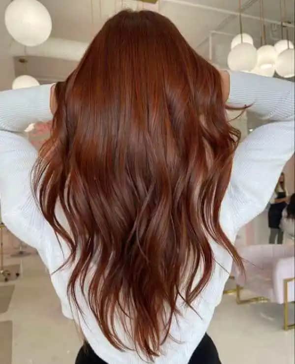 Kızılımsı Kahve Saç Rengi: Doğal ve Çekici Görünüm İçin En İyi Seçenekler ve Bakım İpuçları