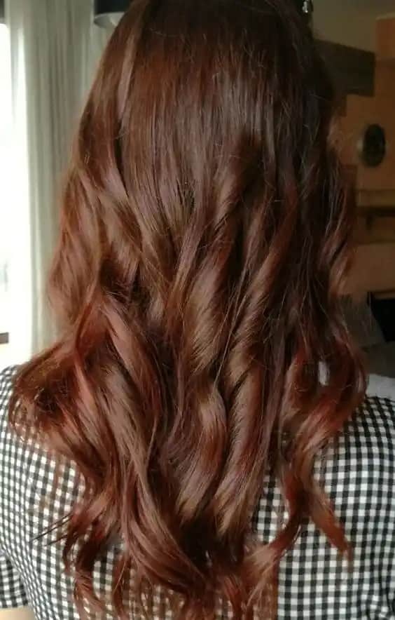 Koyu Bakır Kahve Tonlarıyla Doğal ve Şık Bir Güzellik Yaklaşımı