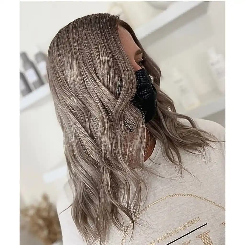 Koyu Gri Saç Rengi: Modernlik ve Şıklığı Yansıtan Trend Saç Renkleri