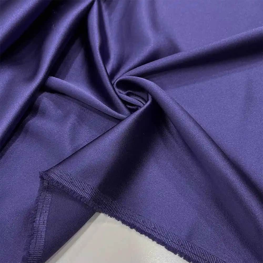 Koyu Mor Rengin Kozmetik Dünyasındaki Yeri ve Güncel Trendler