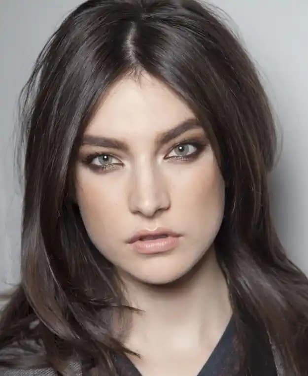 Küllü Kahve Saç Rengi Nedir ve Doğal, Şık Görünüm İçin En İyi Seçenekler