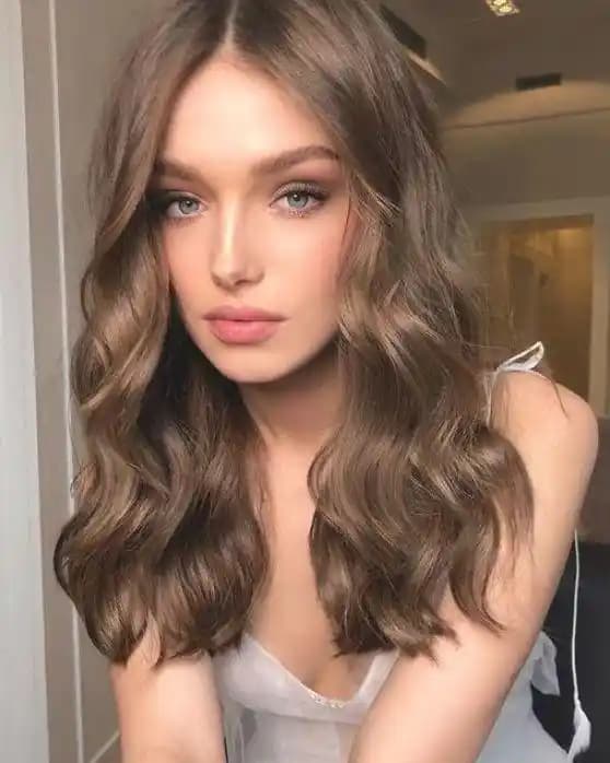 Küllü Kumral Sütlü Kahve Saç Rengi: Modern ve Zarif Bir Seçenek