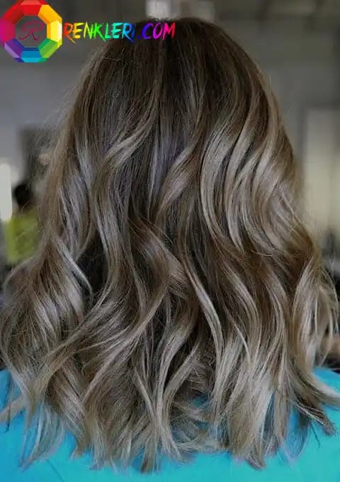 Küllü Yeşil Saç Rengi: Moda ve Kendini İfade Etmenin Güçlü Yolu