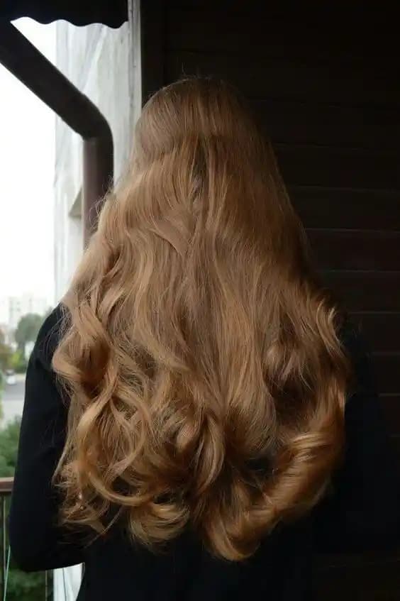 Kumral Karamel Saç Rengi: Doğal ve Çekici Bir Görünüm İçin İpuçları ve Bakım Önerileri