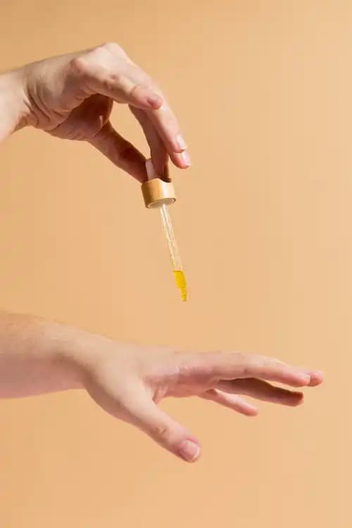 Kuru Ciltler İçin En Uygun Serum Seçimi ve Cilt Bakımında Dikkat Edilmesi Gerekenler