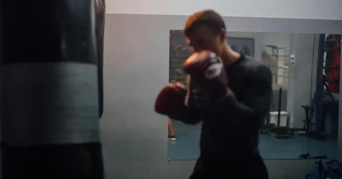 Kuru ve Yıpranmış Saçlar İçin Etkili Doğal Bakım Yöntemleri ve Profesyonel Tavsiyeler