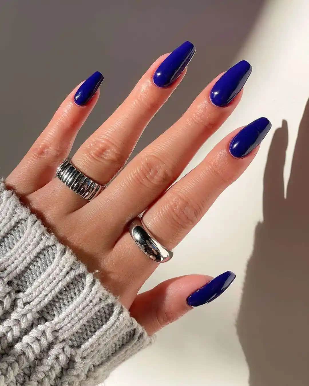 Lacivert Protez Tırnaklar: Modern Şıklık ve Kendini İfade Etmenin Yolu