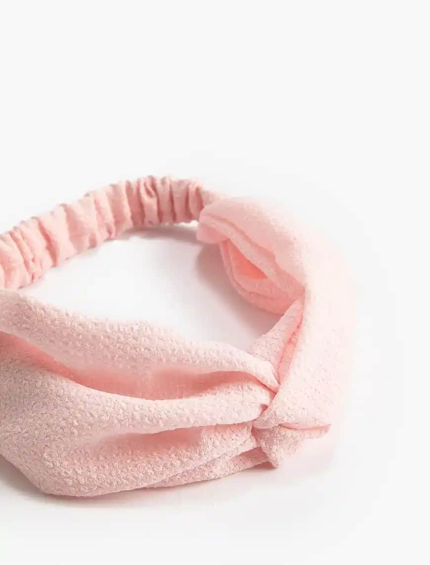 Lastikli Saç Bandı: Moda ve Fonksiyonelliğin Buluştuğu Kozmetik Aksesuarı