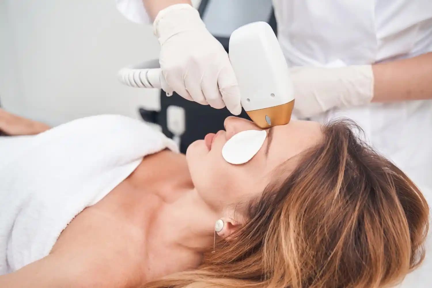 Lazer Sonrası Peeling: Güvenli ve Etkili Cilt Yenileme Yöntemleri ve Bakım İpuçları