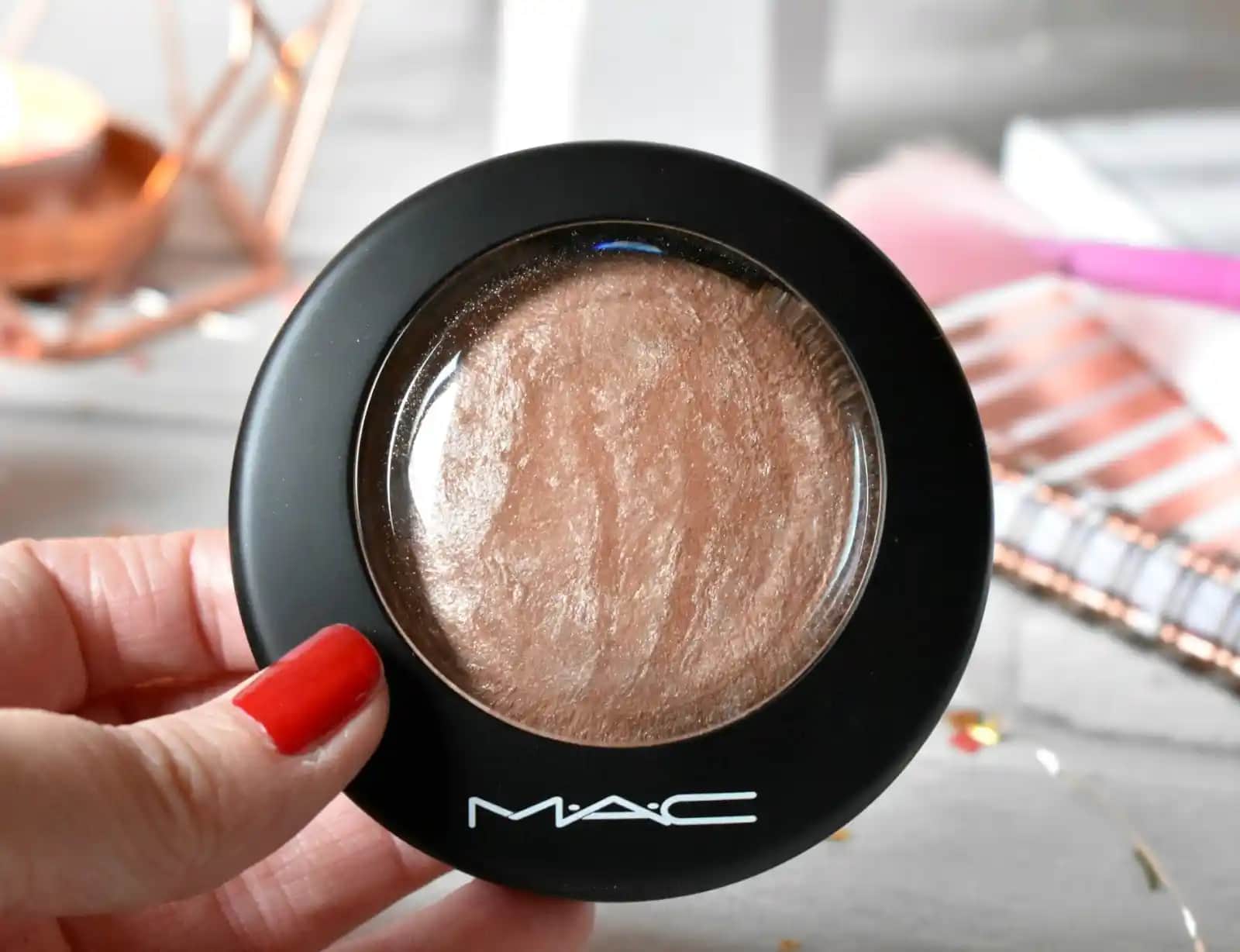 Mac Soft and Gentle Highlighter ile Doğal Işıltınızı Yaratın Güçlü ve Çok Yönlü Makyaj Ürünü