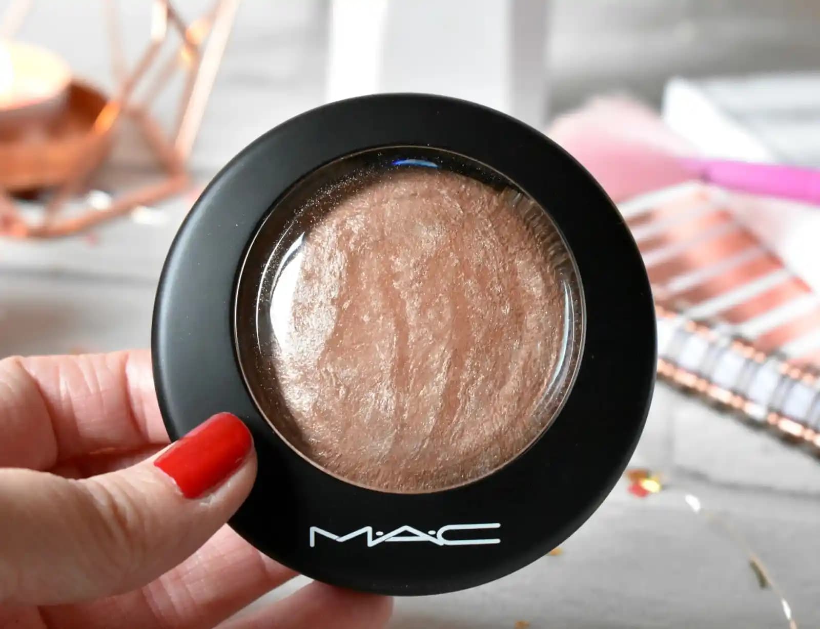 Mac Soft and Gentle Highlighter ile Doğal Işıltınızı Yaratın Güçlü ve Çok Yönlü Makyaj Ürünü