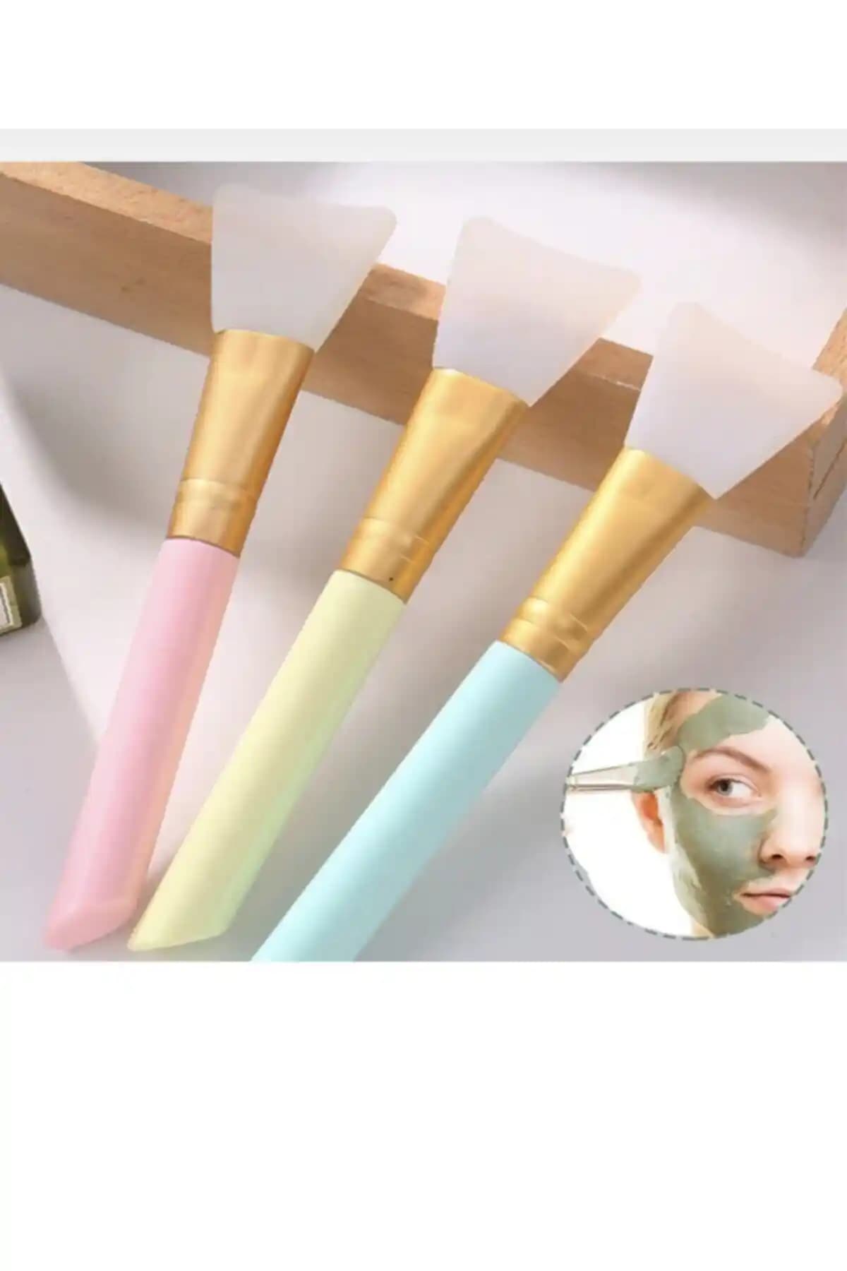 Makyaj Dünyasında Fırçanın Gücü: Maskeyi Uygulamak İçin Doğru Fırça Seçimi ve Bakımı