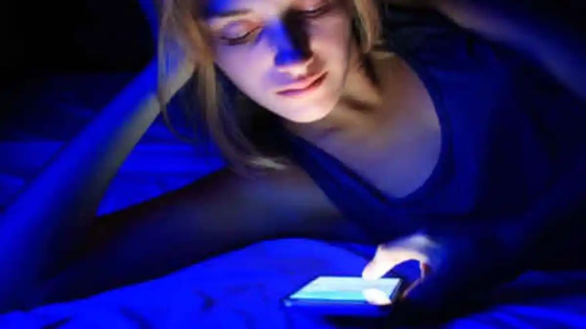 Mavi Işık Zararları ve Cilt Sağlığı Üzerindeki Etkileri Analizi