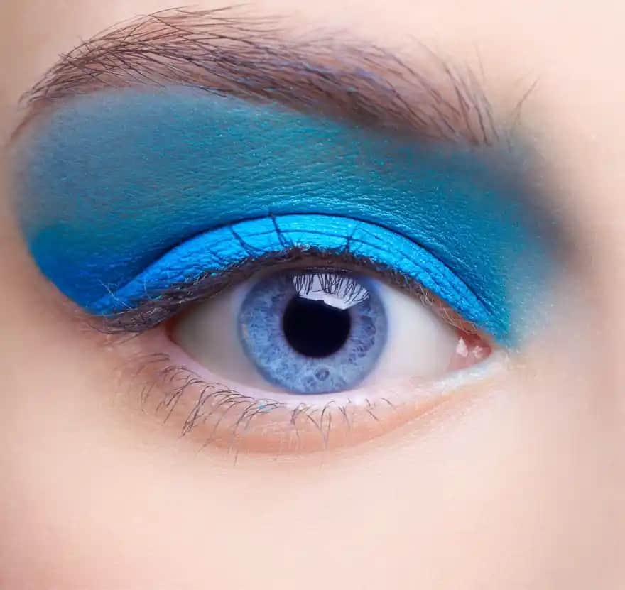 Mavi Tonlarda Makyaj: Güncel Trendler ve Uygulama İpuçlarıyla Derin ve Çekici Görünüm