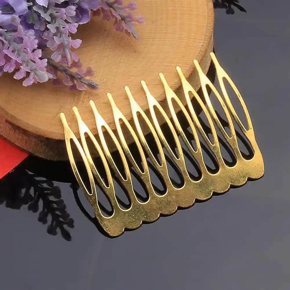 Metal Taraklar: Dayanıklılığı ve Şıklığıyla Kozmetik Dünyasında Öne Çıkan Aksesuarlar