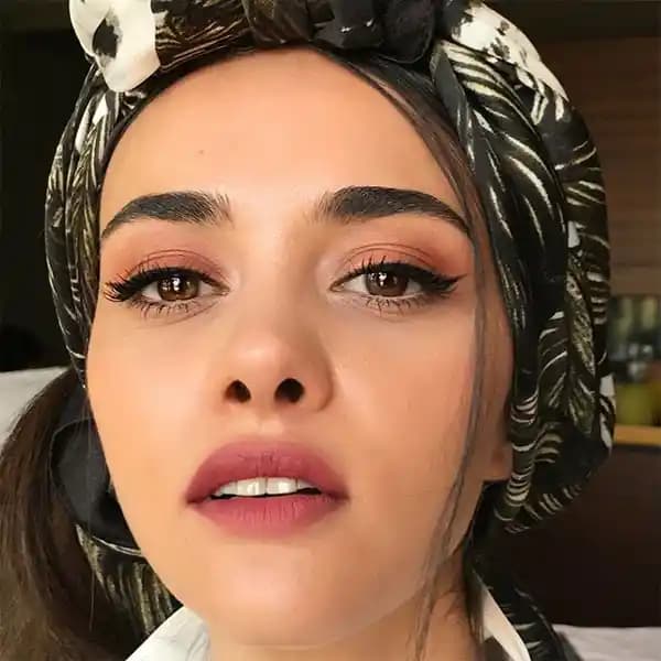 Mezuniyet Makyajı İçin Adımlar ve Trendler: Doğal ve Etkileyici Güzellik Tavsiyeleri