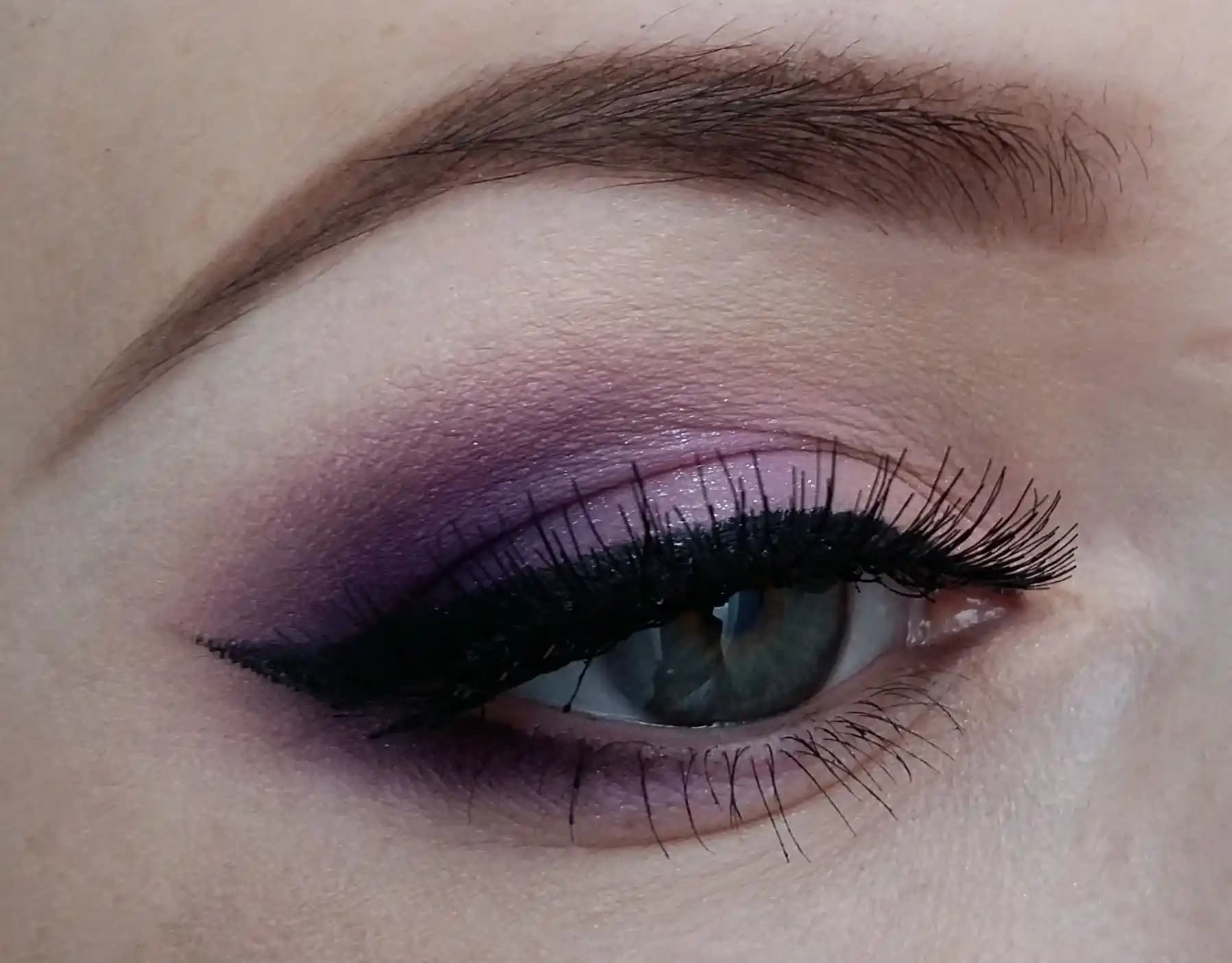 Mor Makyaj: Güncel Trendler ve Uygulama Teknikleriyle Kendine Özgü Güzellik İfadesi