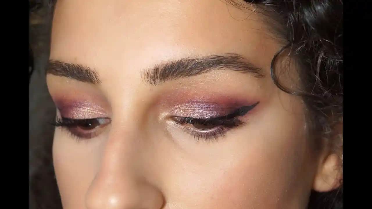 Mürdüm Göz Makyajı: Teknikler, Trendler ve Göz Şekline Uygun Öneriler