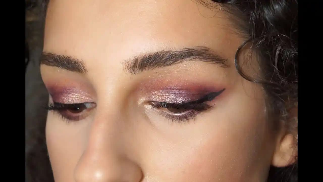 Mürdüm Göz Makyajı: Teknikler, Trendler ve Göz Şekline Uygun Öneriler