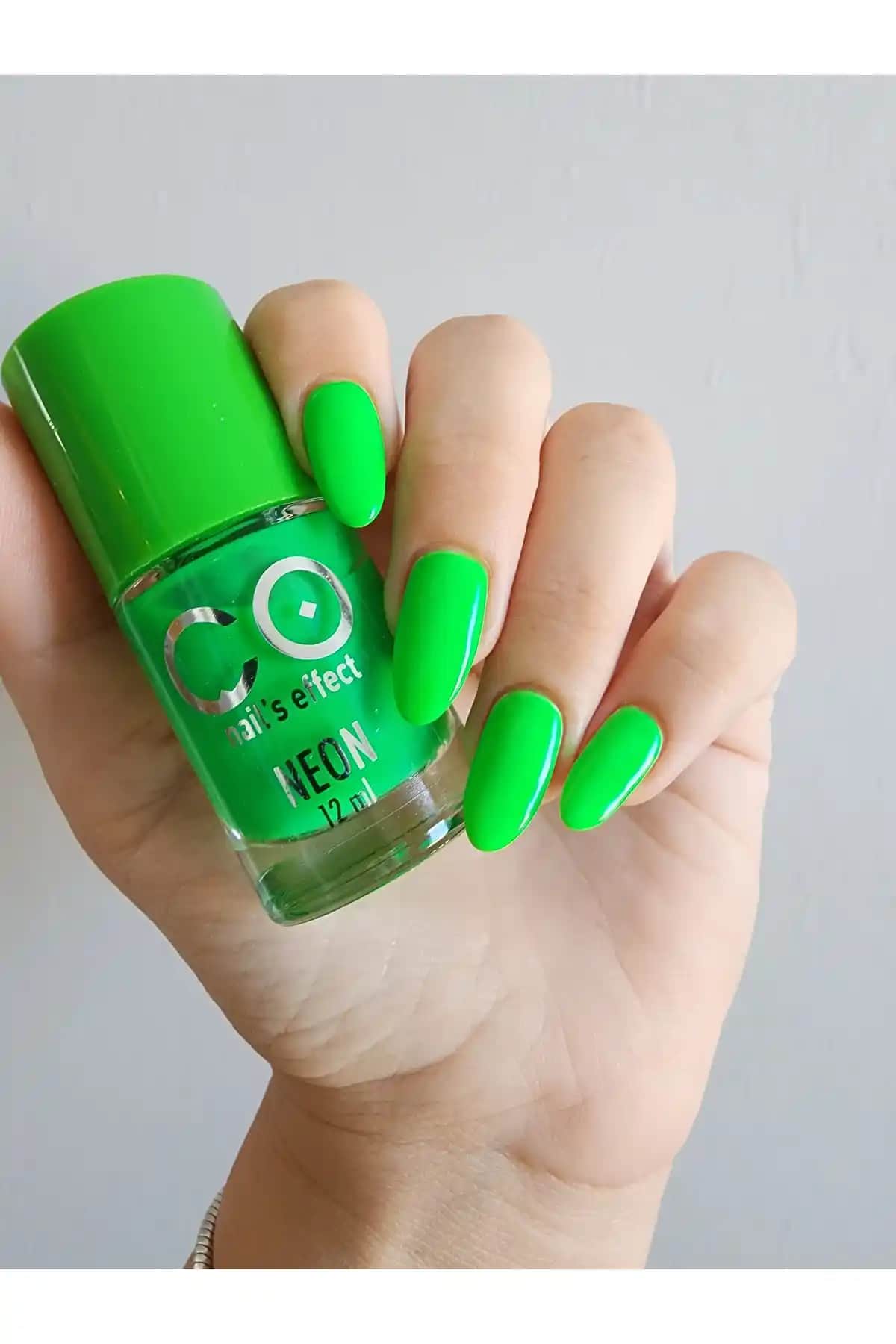 Neon Oje: Parlaklık ve Canlılığın Moda ve Kendini İfade Aracı Olarak Kullanımı