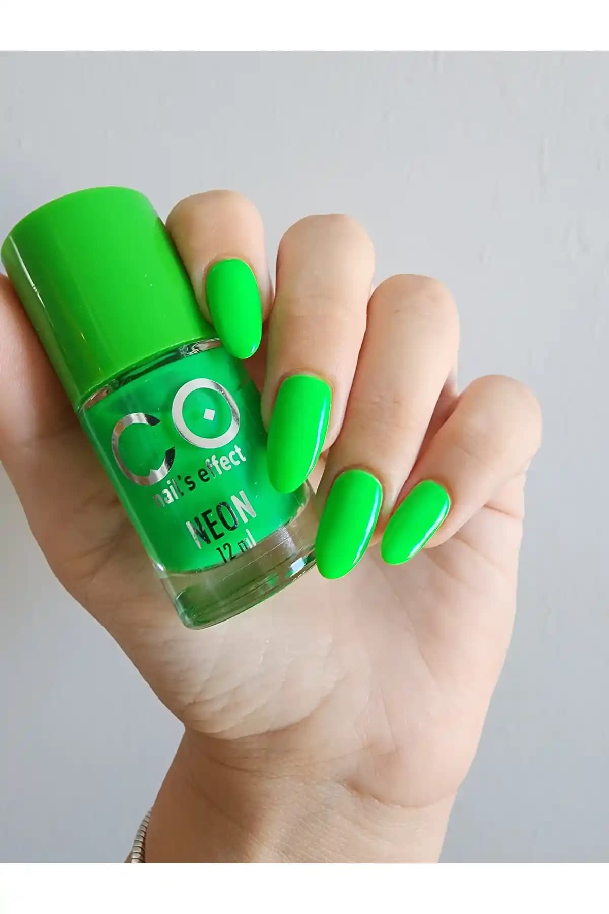 Neon Oje: Parlaklık ve Canlılığın Moda ve Kendini İfade Aracı Olarak Kullanımı