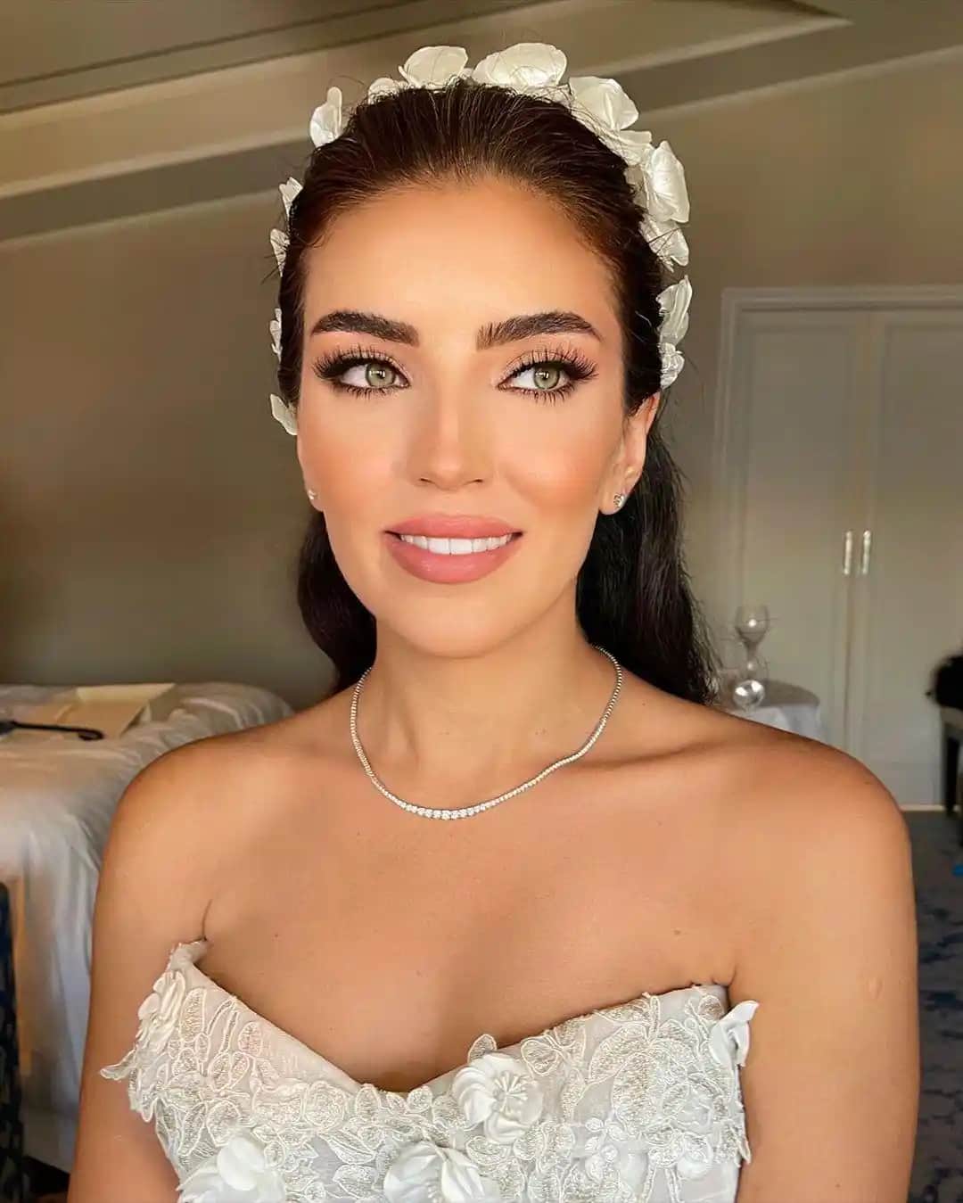 Nişan Makyajı İçin Temel Teknikler ve Trendler: Doğal ve Kalıcı Güzellik Yaratma Rehberi