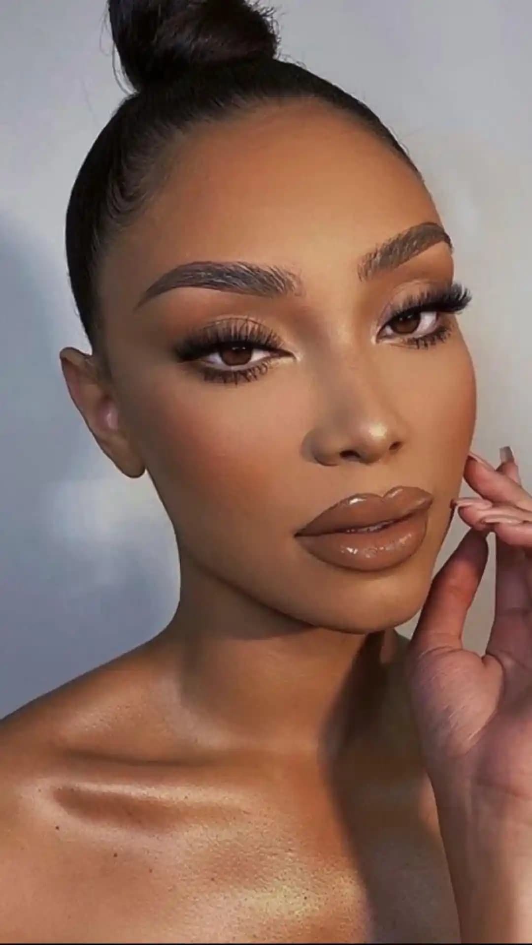 Nude Makyaj Nedir ve Doğal Güzelliği Vurgulayan Uygulama Yöntemleri