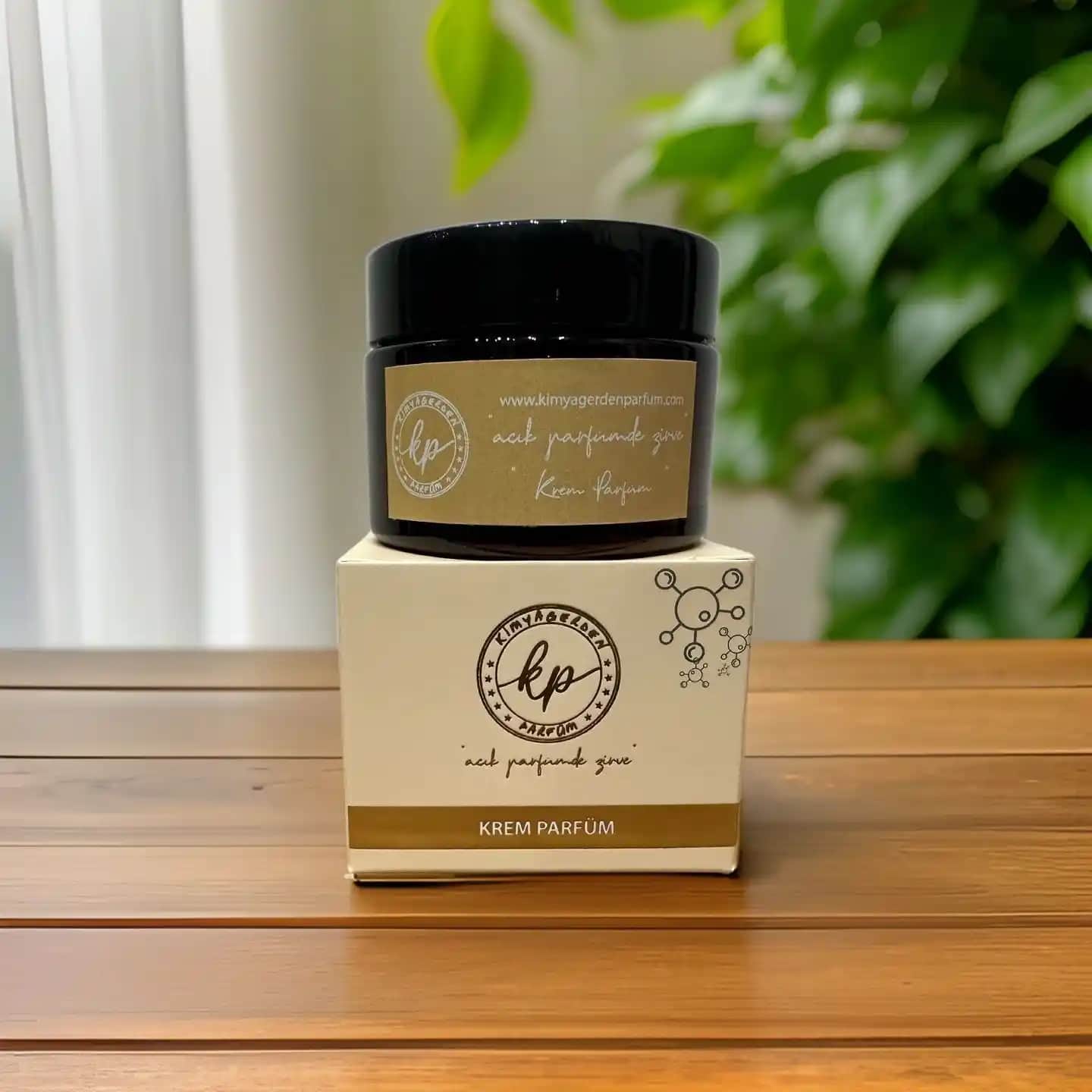 Parfüm Gibi Kokuyan Kremler: Günlük Bakım ve Kalıcı Koku İçin En İyi Seçenekler