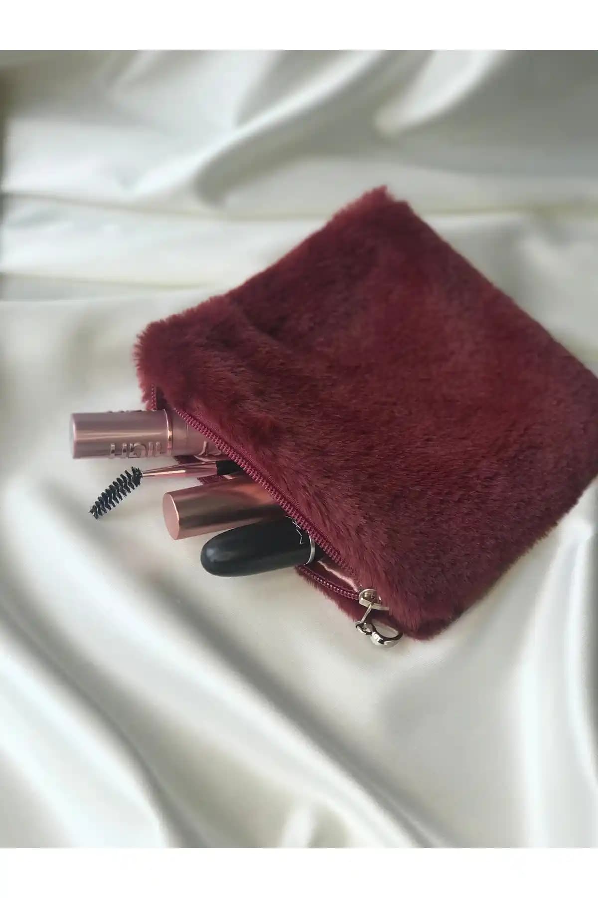 Peluş Makyaj Çantası: Estetik ve Fonksiyonellik Sunan Pratik Saklama Çözümü