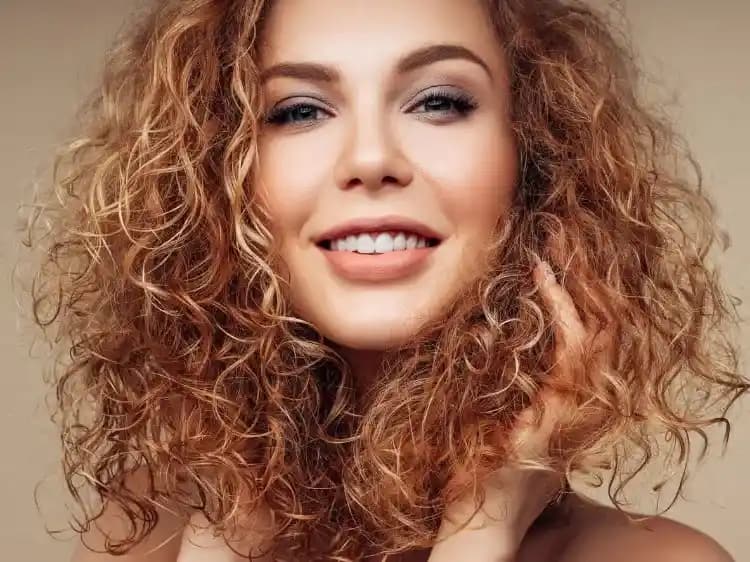 Permalı Saç Nedir, Çeşitleri ve Bakım İpuçlarıyla Modern Stil Seçenekleri