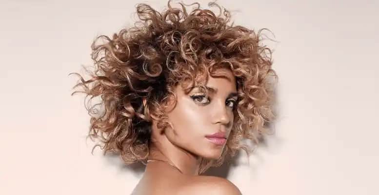 Permalı Saça Şekil Verme ve Bakım Yöntemleri: Estetik ve Sağlık Dengesini Sağlama