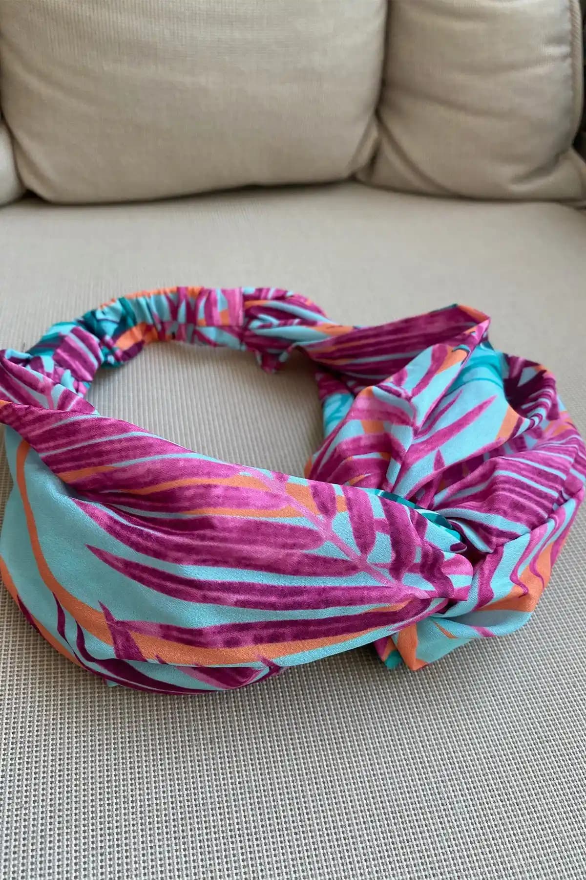 Sac Bandanası: Güncel Moda ve Kozmetik Trendleriyle Uyumlu Stil Aksesuarı