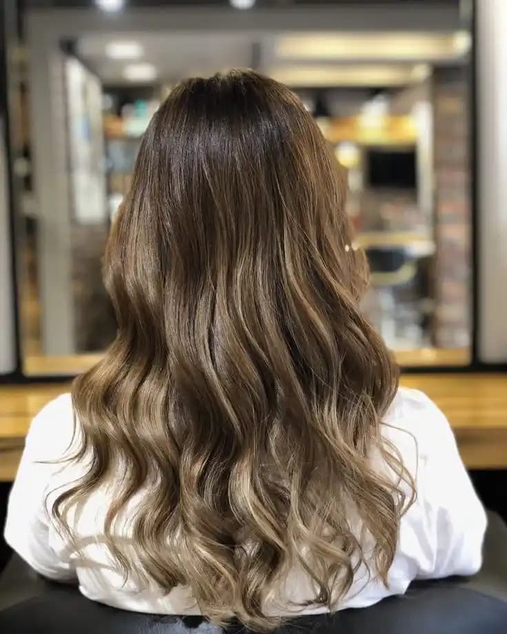 Saç Işıltısını Artıran Yöntemler ve Bakım İpuçlarıyla Doğal Parlak Saçlar