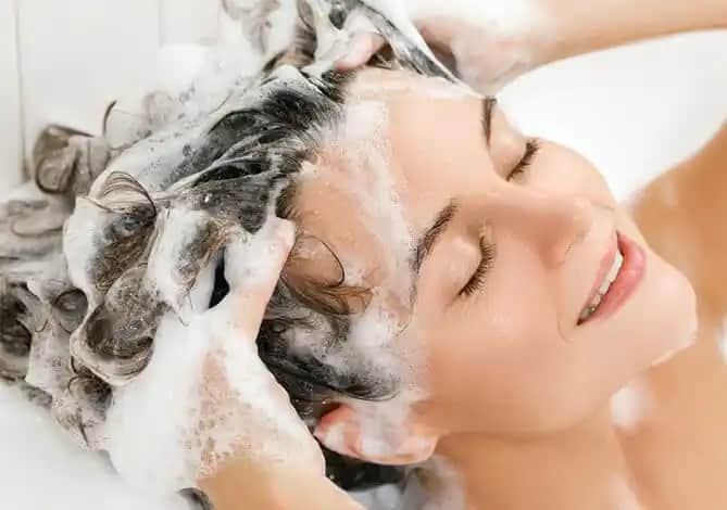 Saç Yıkama Teknikleri ve Doğru Ürün Seçimiyle Saç Sağlığını Koruma Rehberi