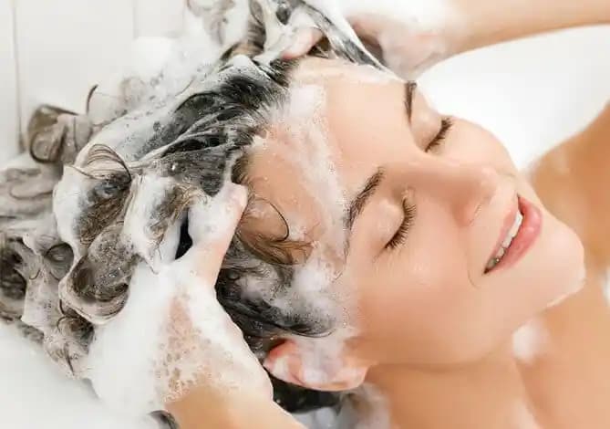 Saç Yıkama Teknikleri ve Doğru Ürün Seçimiyle Saç Sağlığını Koruma Rehberi