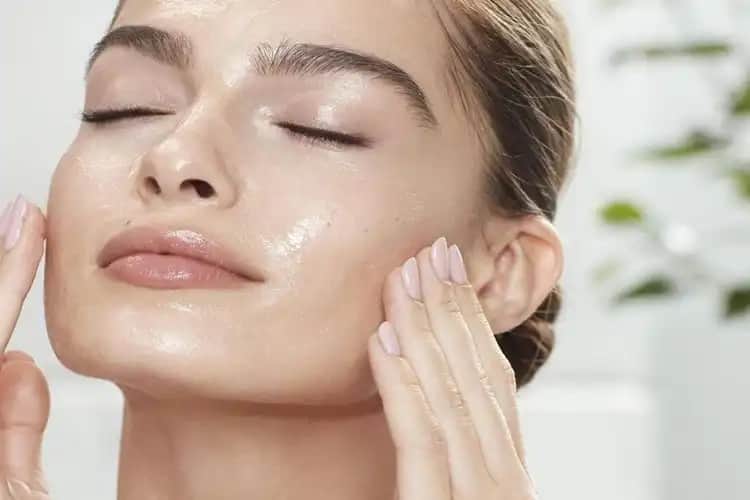 Salisilik Asit ve Niacinamide Kombinasyonu: Güvenli Kullanım ve Cilt Üzerindeki Etkileri