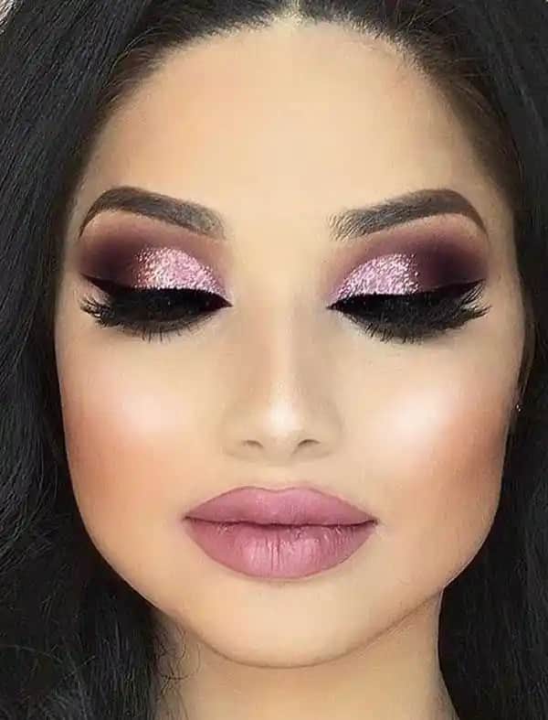 Simli Makyajın Temel Teknikleri ve Trendleri: Işıltılı Görünüm Yaratmanın Yolları