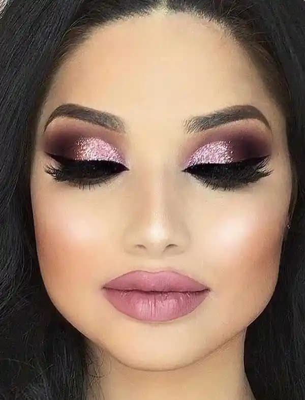 Simli Makyajın Temel Teknikleri ve Trendleri: Işıltılı Görünüm Yaratmanın Yolları