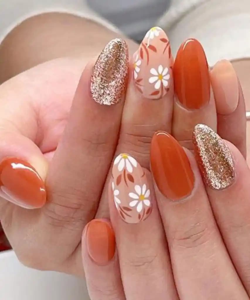 Simli Nail Art Trendleri: Parlak ve Çekici Tırnak Tasarımında Güncel Yaklaşımlar