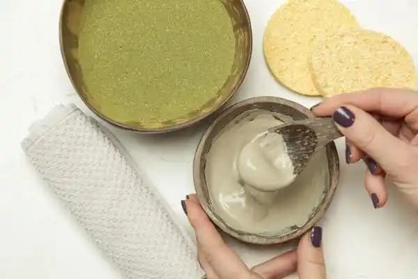 Sivilceleri Azaltan ve Pürüzsüz Bir Cilt İçin Doğal Maske ve Bakım Yöntemleri