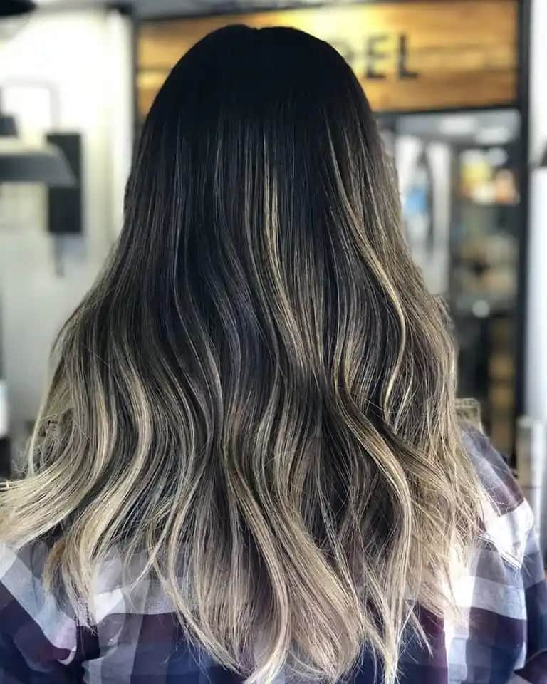 Siyah Saçta Işıltı Sağlayan Modeller ve Bakım İpuçları